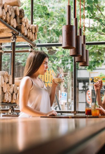 הפסיכולוגיה של עיצוב מסעדות: כיצד החלל משפיע על חווית האוכל?