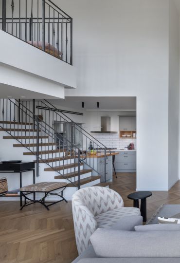 אהבה מתחת לתקרה גבוהה:  רעיונות עיצוביים מעניינים בדופלקס מחודש