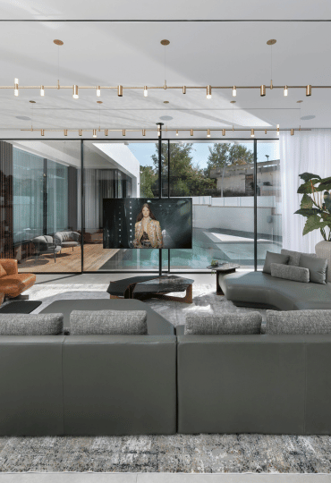 בסגנון מודרני עשיר: בריכת האינפיניטי מככבת בבית