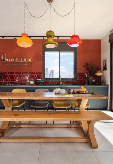 צבעים רבותי צבעים: עיצוב פנטהאוז עירוני שפוגש יער טרופי