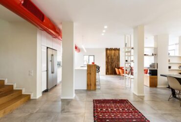 אדום באמצע היום: שיפוץ בית רווק בתל מונד