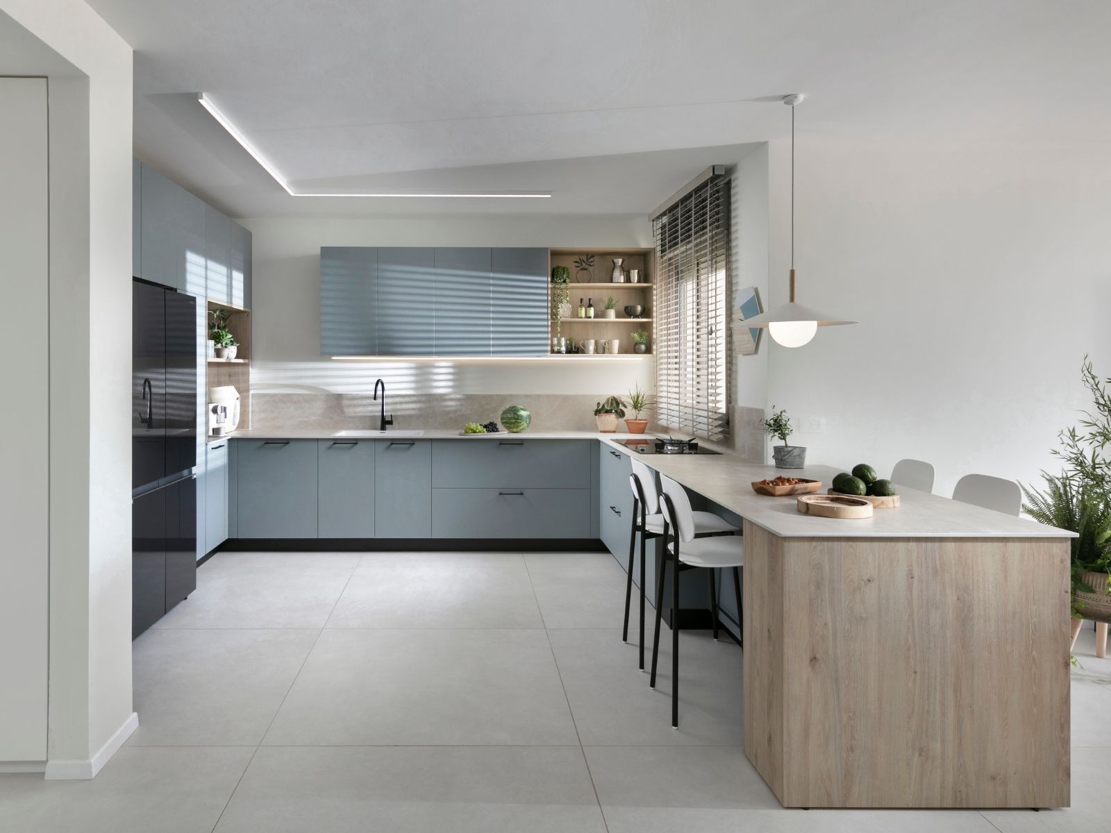 מטבח בגוון של תכלת אפרפר