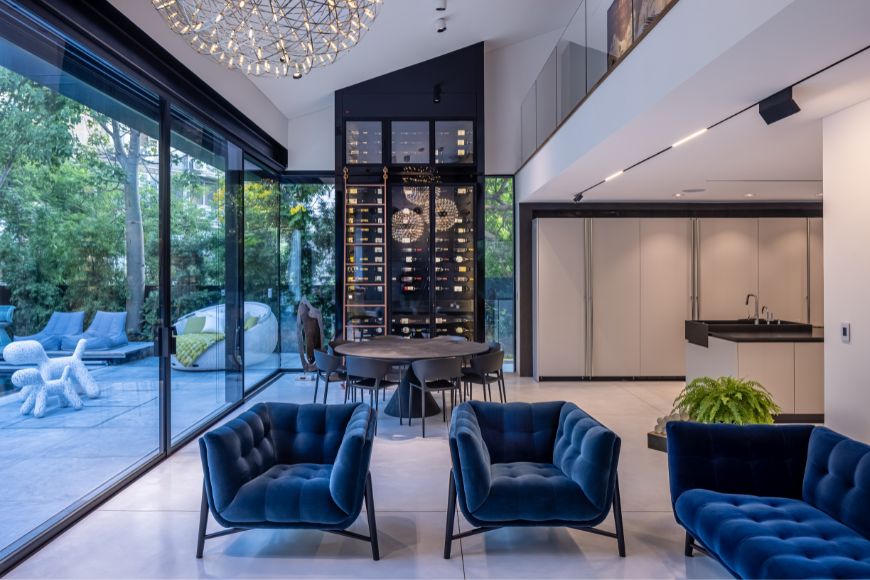 ספות קטיפה כחולות בסלון, עיצוב: נורית בן יוסף, צילום: שי אפשטיין