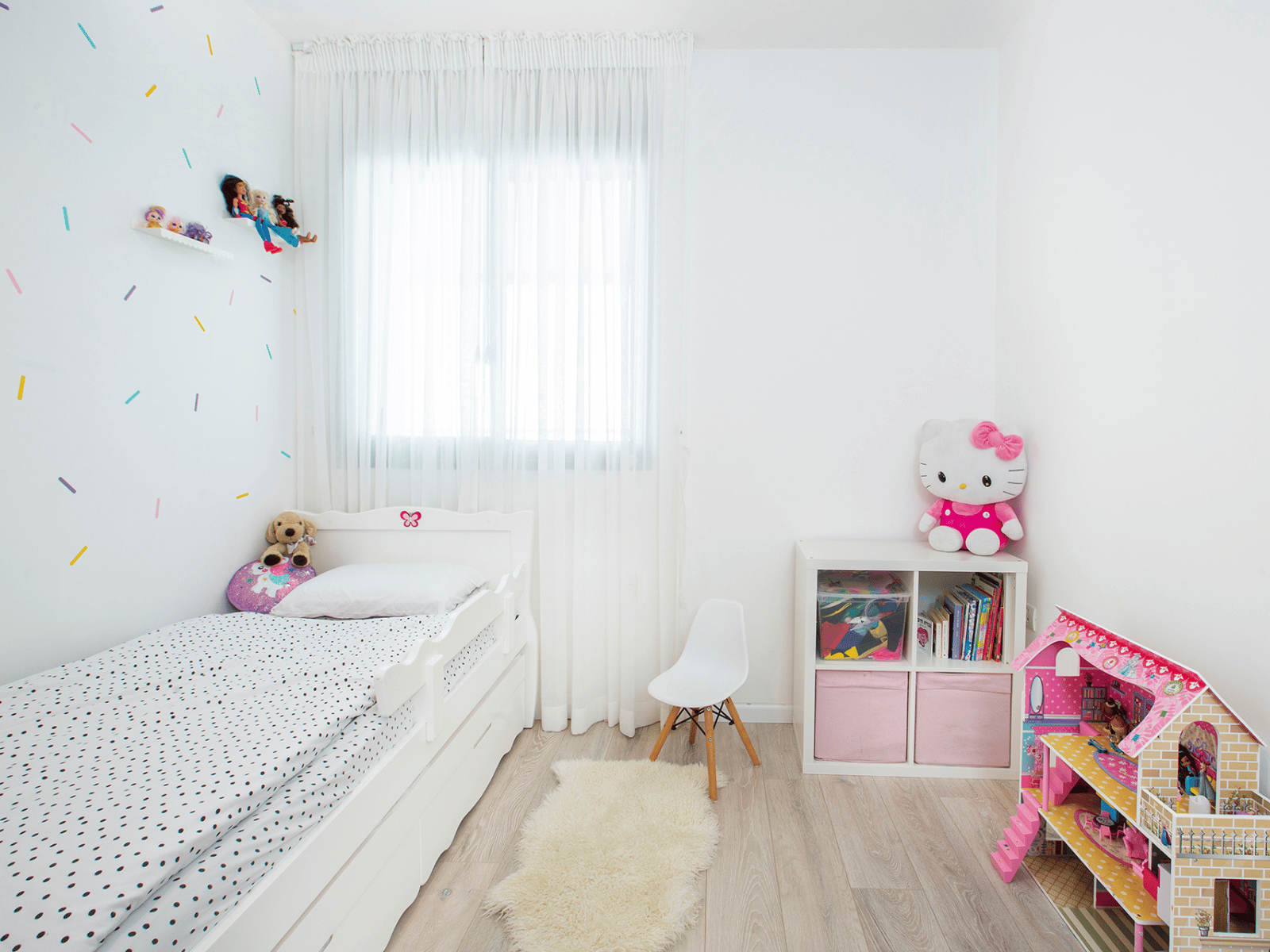 חדר ילדה מואר