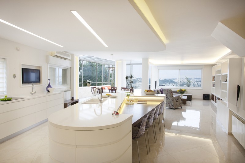 אי במטבח לבן