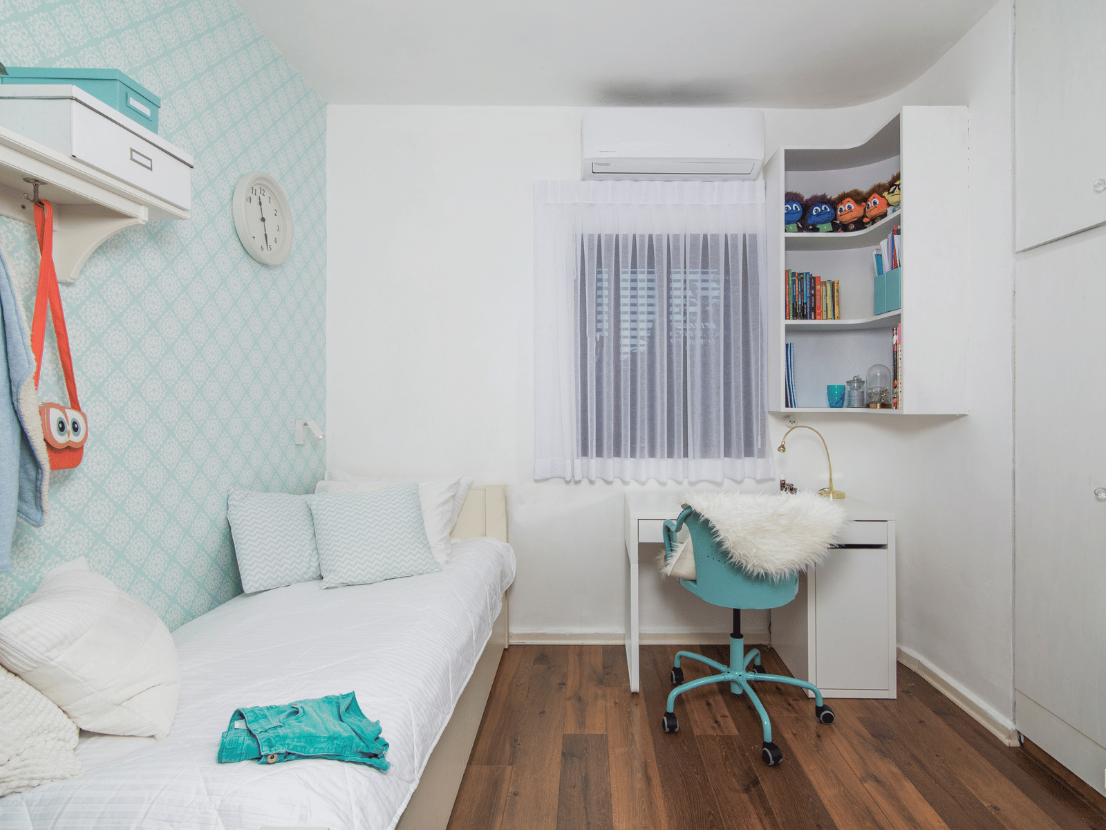 חדר ילדה עם מקומות איחסון