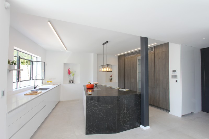 אי במטבח בצורת טרפז