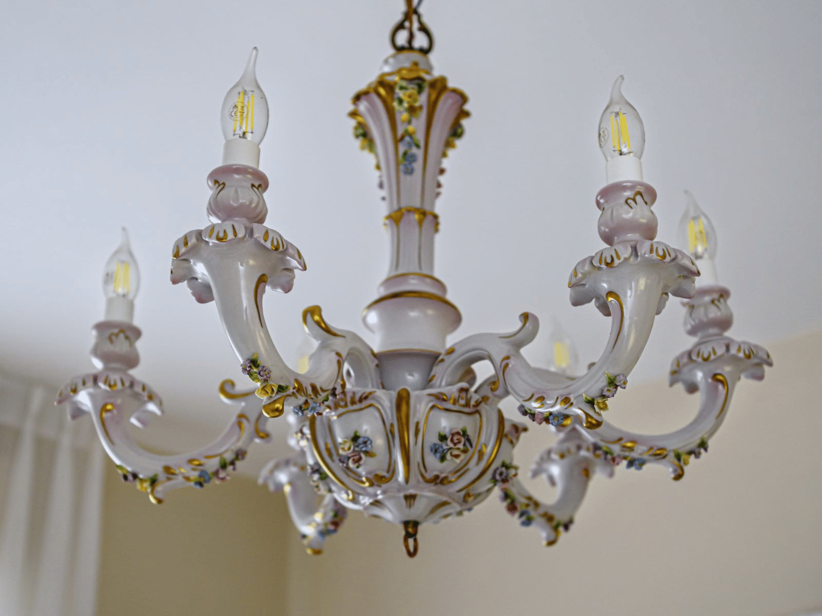 שנדליר מפורצלן