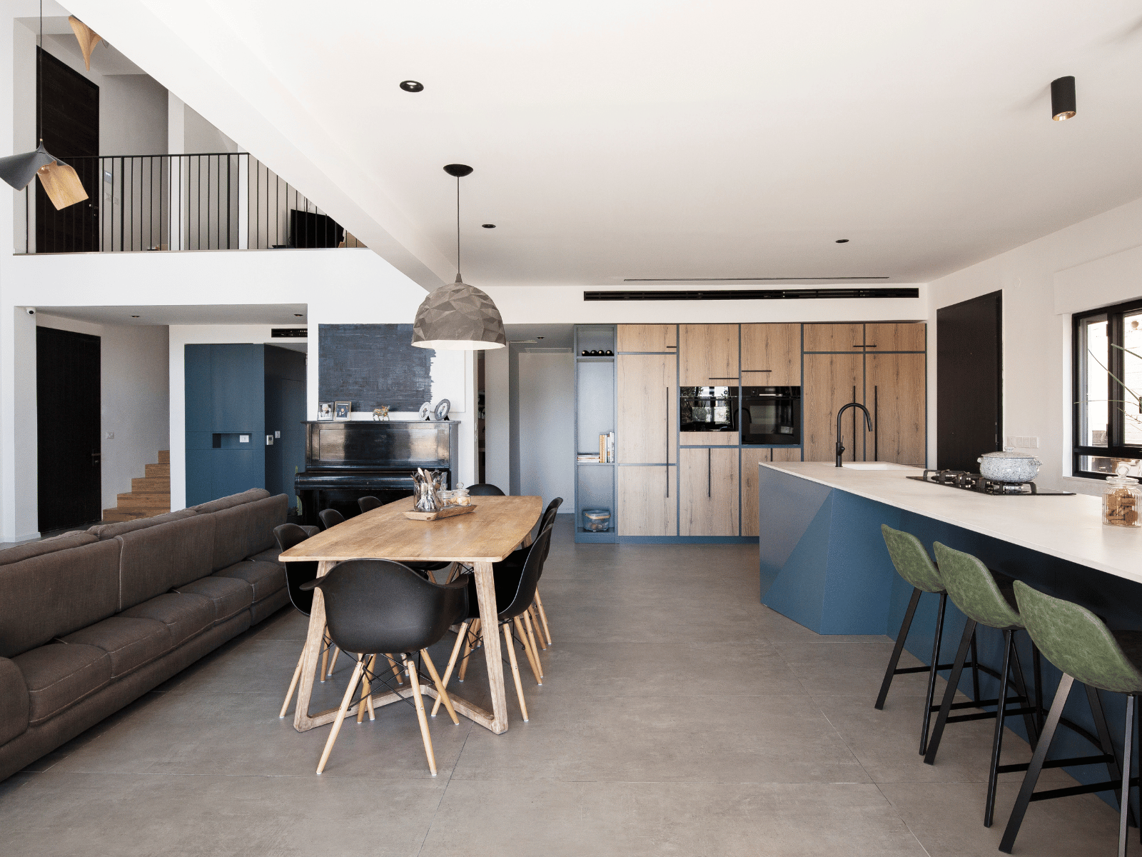 אי במטבח ופינת אוכל