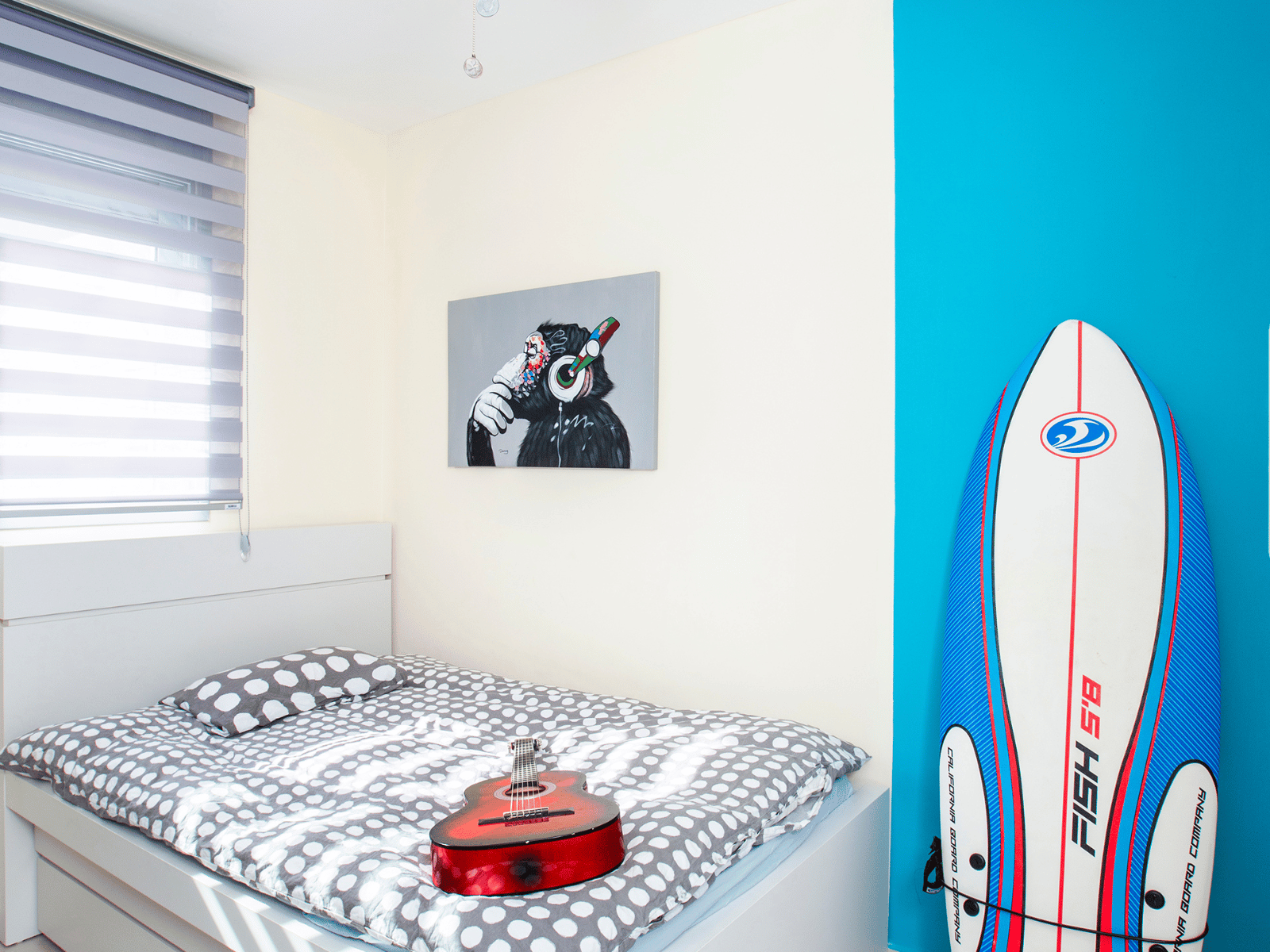 חדר של בת חובבת מוסיקה וים