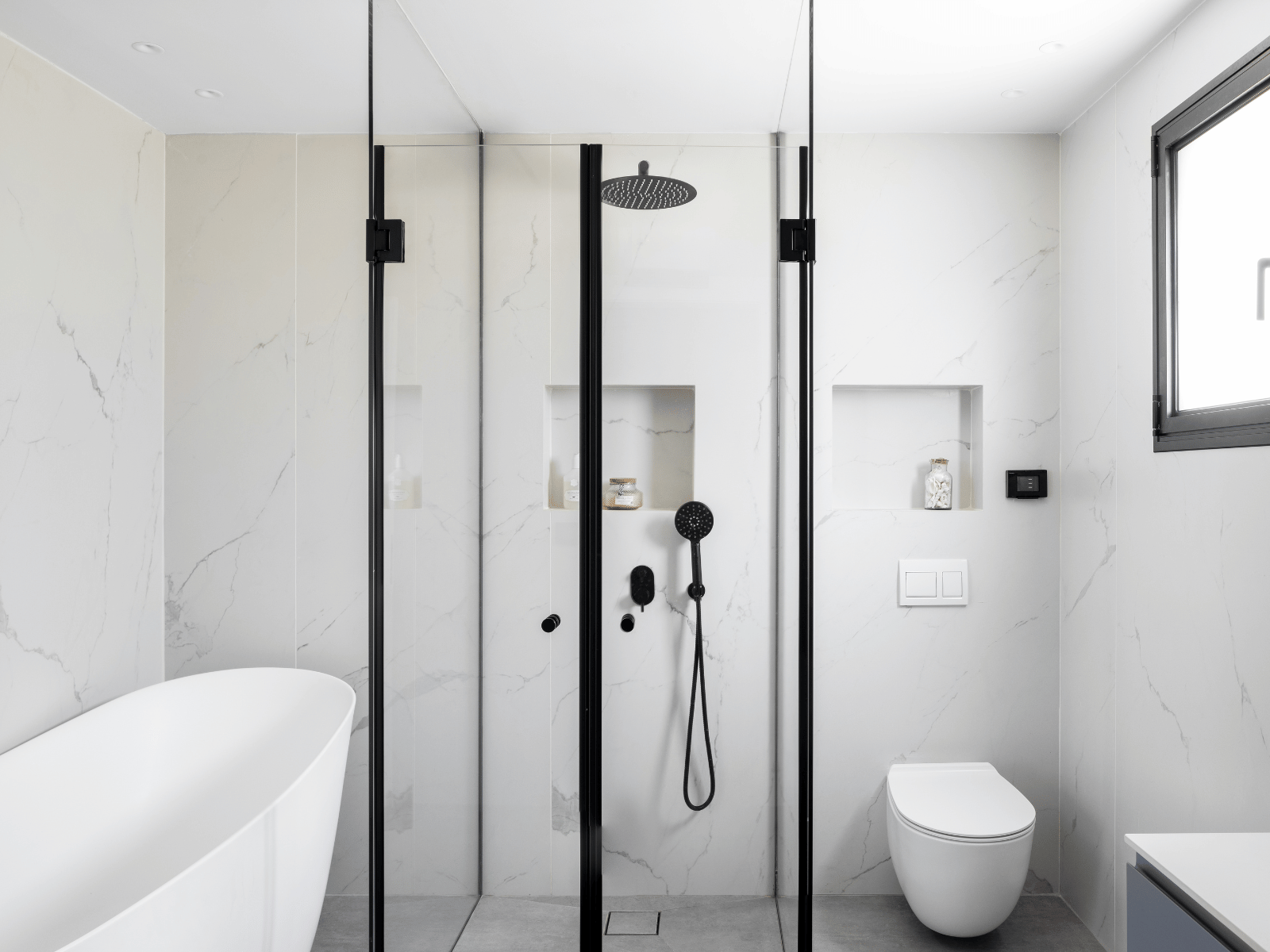 חדר רחצה עם אמבטיה ומקלחון