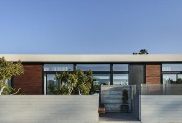 נוף הנפרש דרך מסגרת: עיצוב וילה פסטורלית בשרון