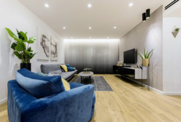 מוארת בשיק: מהפך מדירה חשוכה לדירת בוטיק מודרנית