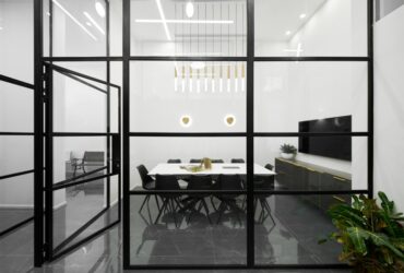 חלל סבוך שהפך לחלל משרדים אלגנטי