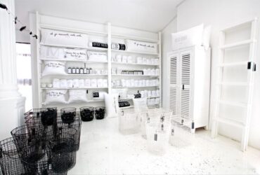 חנות קטנה ומטריפה: החנות שמדברת בשלושה צבעים וזהו