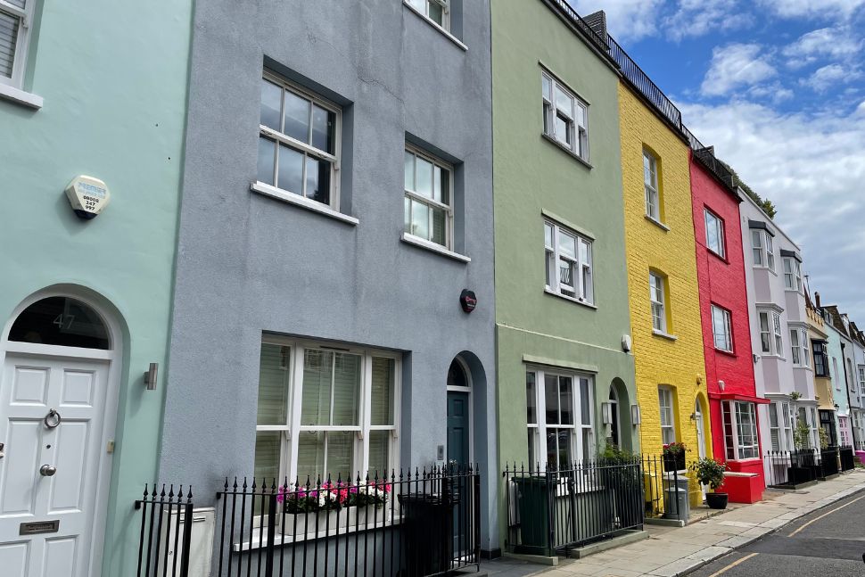 בתים צבעוניים ברחוב Godfrey בלונדון כל צבעי הקשת ברחוב אחד