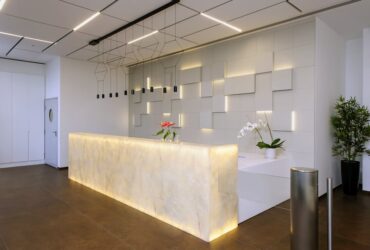 מינימליסטי ואוורירי: עיצוב בניין משרדים בקו קלאסי ונקי