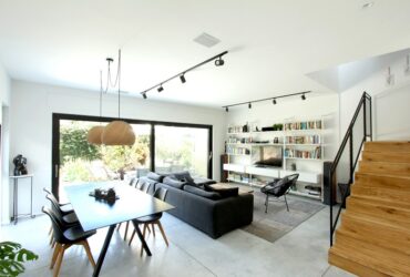 אורבני ומזמין: עיצוב בית קונטרסטי בשכונה יוקרתית ברמת גן