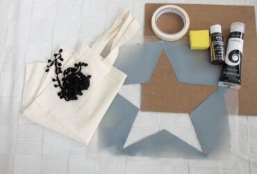 DIY: כך תמחזרו תיק בד לכדי כרית מעוצבת