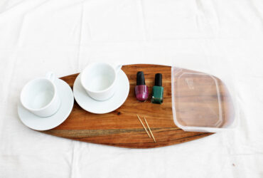 DIY: מכינים ספלי קפה בצביעת לק מיוחדת