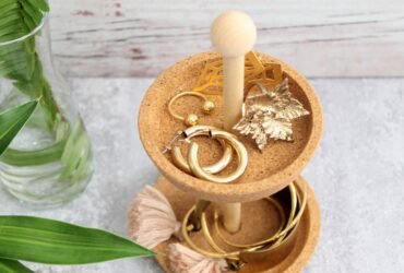 שני מפלסים ומרפסת: עשו בעצמכם סטנד תכשיטים לתפארת!