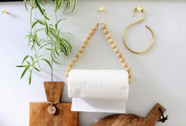 DIY: מתלה חרוזים לגליל הנייר שיחסוך לכם מקום על השיש