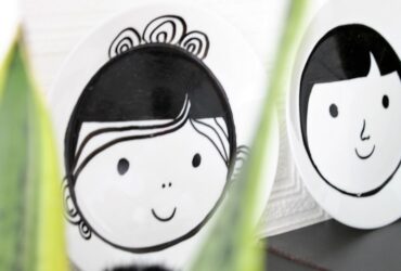 לצד שלו ולצד שלה: צלחות מצוירות לתלייה על הקיר