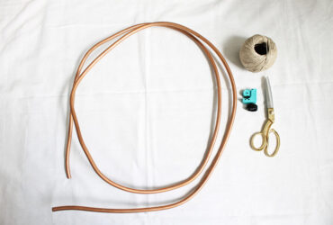 DIY: כך תתלו צעיפים בסטייל