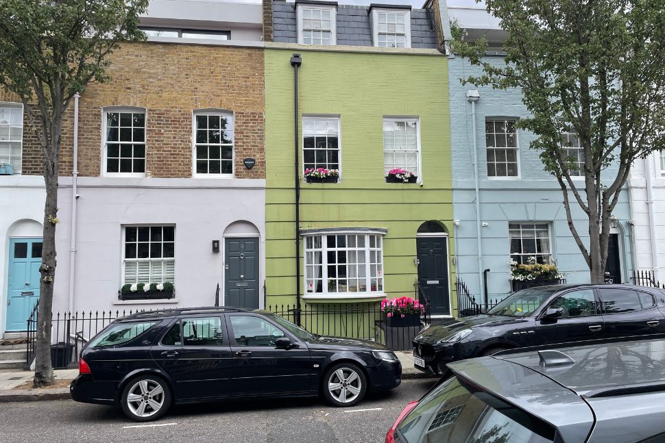 בית צבעוני ברחוב Markham בצ'לסי זה לא הבית של מיץ פטל, אלא רחוב ססגוני בשכונת צ'לסי היפה