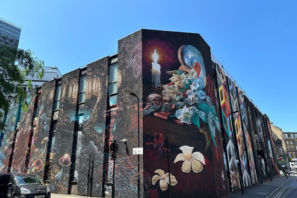 ציור קיר שנמתח על כל החזית ועל צד הבניין תראו איזו עוצמה יש לבניין ש-16 אמנים שונים הפכו לציור קיר ענק שנמתח על כל החזית ועל צד הבניין