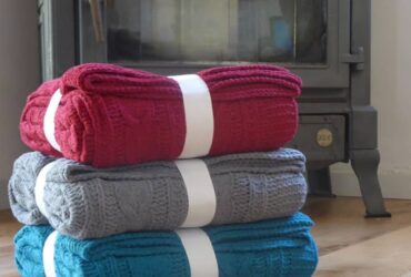 תזרקי על עצמך משהו: האביזרים שתשליכו בנונשלנטיות על הספה