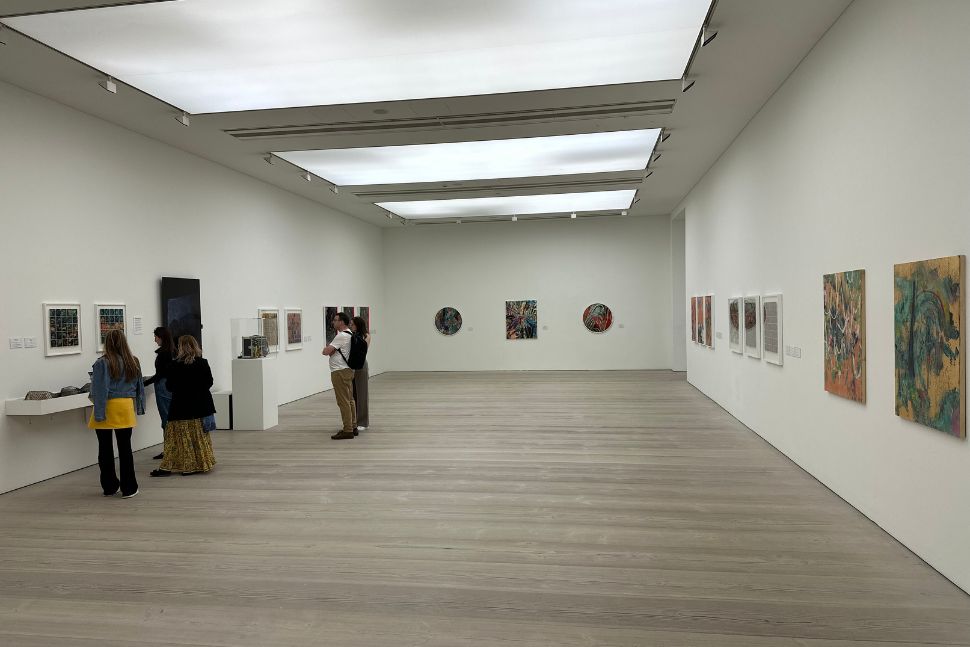 גלריית סאצ'י בלונדון האמן אנדרו מילר מציג תנודות קבועות בעולם הטבעי. וחלק מהיופי הזה גם המבקרים יוצרים בעזרת הידיים מול מסך ענק