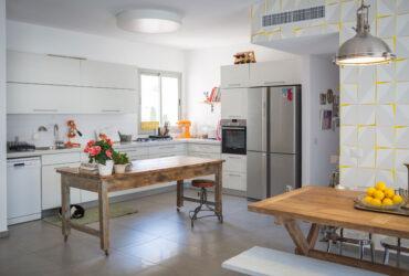 אז מה אם היא זמנית: עיצוב דירת דופלקס שכורה בכפר סבא