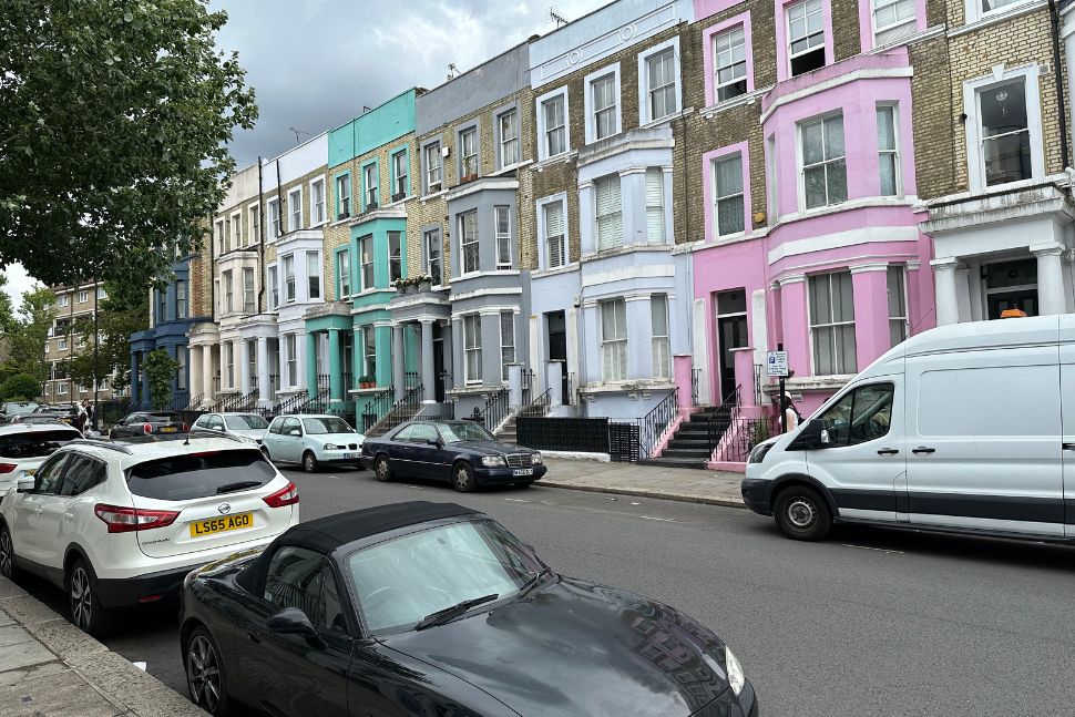 רחוב ווסטבורן פארק בנוטינג היל ממתק של ארכיטקטורה ויקטוריאנית בתוספת גווני פסטל ברחוב Westbourne Park