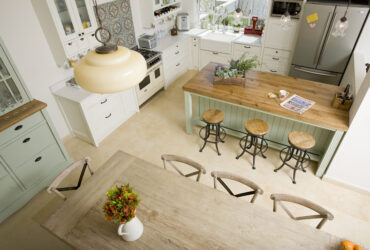 כתמים במטבח: נגיעות צבעוניות שיעוררו לחיים כל מטבח בהיר