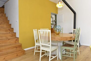 מהפך: הרצליה, שנות ה-60, מחליפים את החמסה על הקיר בשולחן וינטאג' אלגנטי