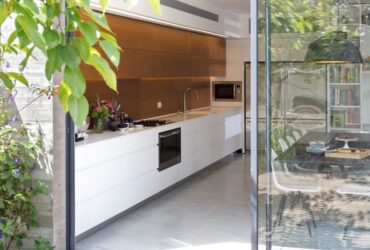 ראש בראש: הדו קרב האולטימטיבי, מה עדיף אי או משטח עבודה רגיל?