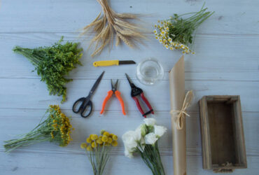 DIY: מרכז שולחן לשבועות מפרחים כפריים ופירות העונה