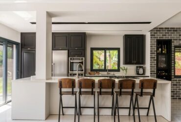 תפנית לפריט: כך מנטרלים מראה נדוש ועייף בסלון ובמטבח