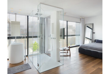 שקיפות מושלמת: חוץ מסנדל יש להם הכול