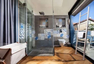 טאץ' אחד וגמרנו: כך תשנו את מראה חדר הרחצה בעזרת אריחים בלבד