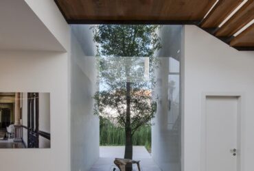 שקוף ואטום: בית בהרצליה שמצא את האור!