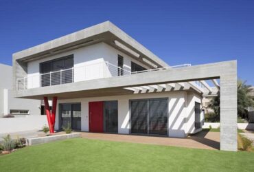 יצוק בנוף: בית עשוי רצועות בטון עם טאץ' קליל