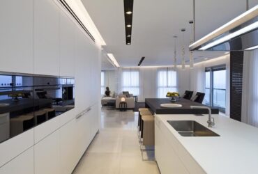 הדירה לובשת פראדה: עיצוב דירת פרימיום שנושקת לים