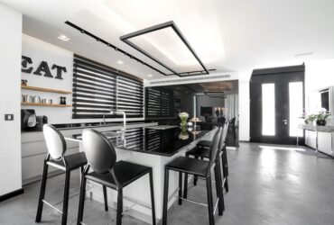 שלושה גוונים של אפור: עיצוב בית מודרני באבן יהודה