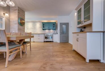 הבן, המעצבת ושולחן השבת: שיפוץ בהפתעה בראשון לציון