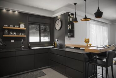 תאורה שיוצרת אווירה: עיצוב דירת קבלן בקריית חיים