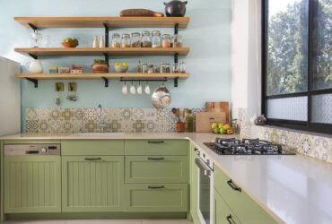 כוכבת השדרה: דירה משפחתית ומחבקת מוקפת עצים