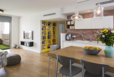 מרחיבים חללים: שיפוץ דירת קבלן צבעונית בהוד השרון