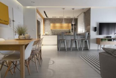 צעירה חסרת מנוח: עיצוב והלבשה של דירה עירומה בירושלים